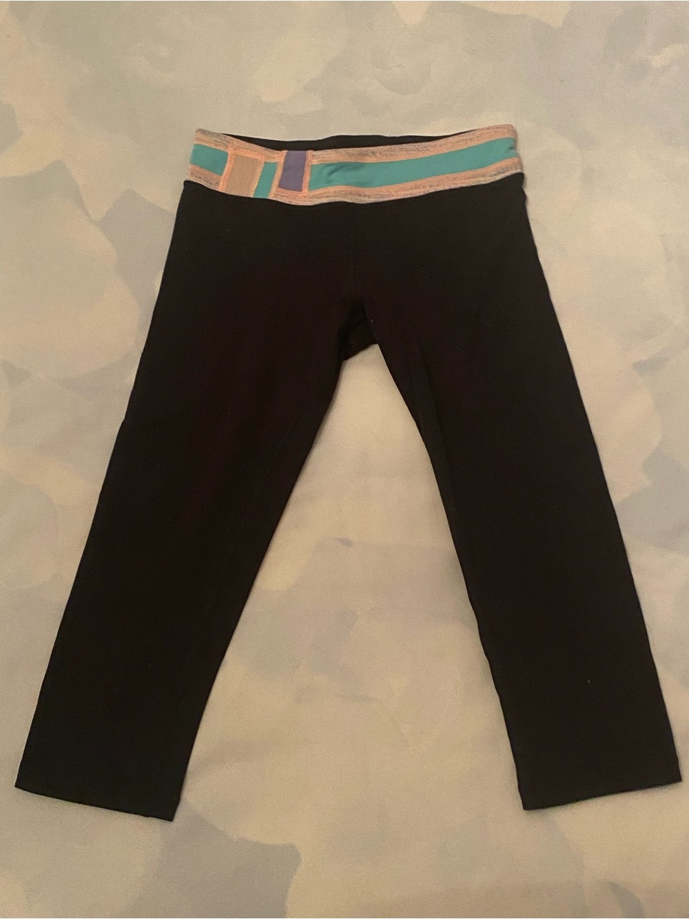 ✨Bundle : Buy 6 for $80

🎀Girls' Black Capri Leggings with Color-Block Waistband